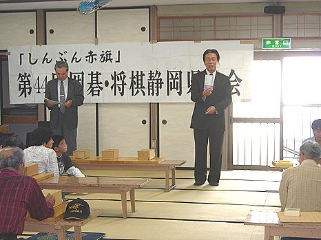 「憲法9条を世界遺産に」を手に訴えるひらが高成